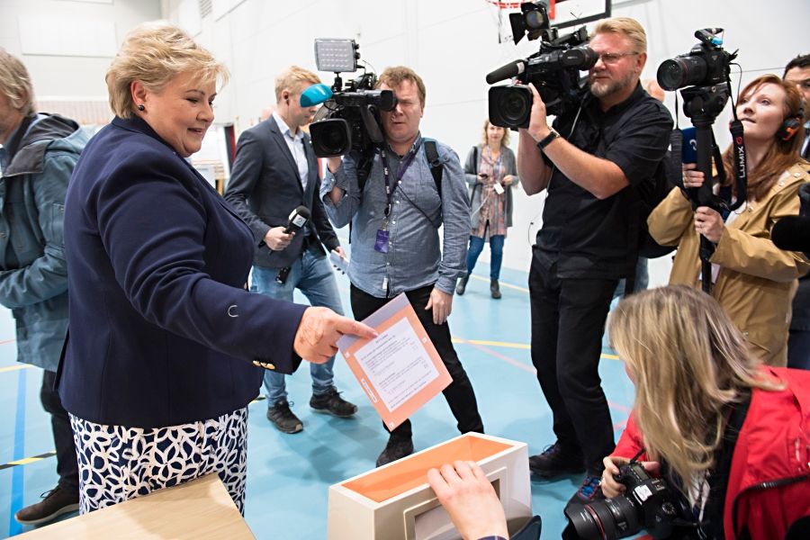 Veiarbeider før Sykkel-VM forsinket valgopptellingen fra Bergen. Statsminister Erna Solberg (H) stemte på Apeltun skole i Bergen. Foto: Marit Hommedal / NTB scanpix
