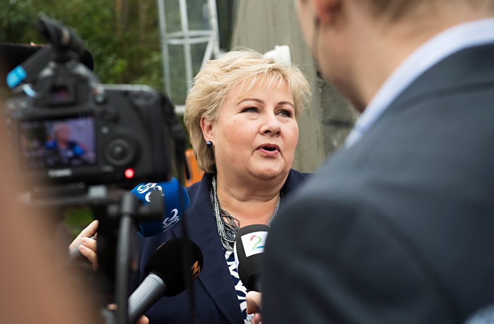 Statsminister Erna Solberg (H) stemmer ved stortingsvalget på Apeltun skole i Bergen. Foto: Marit Hommedal / NTB scanpix