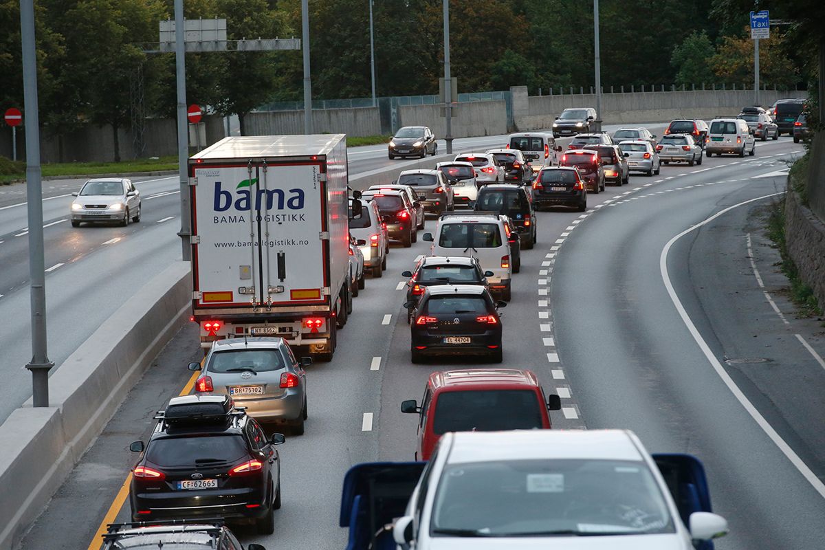 Et flertall er enige i at det bør innføres restriksjoner for å få ned antall biler i byene. Foto: Terje Bendiksby / NTB scanpix