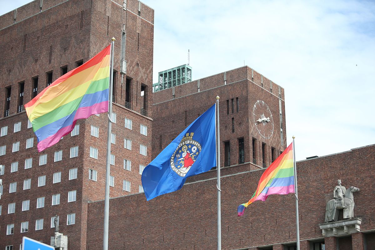 I Oslo regnbueflagget heist på Rådhusplassen i anledning Oslo Pride i fjor.