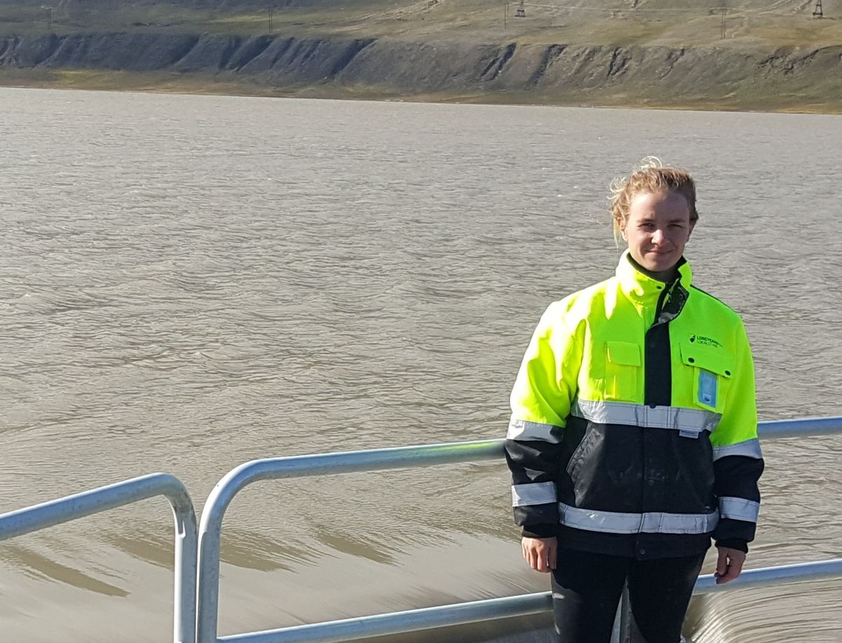 Kjersti Olsen Ingerø lot seg ikke avskrekke av klimaendringer og tøffe forhold. Hun ble teknisk sjef og sektorsjef i Longyearbyen. Foto: Privat