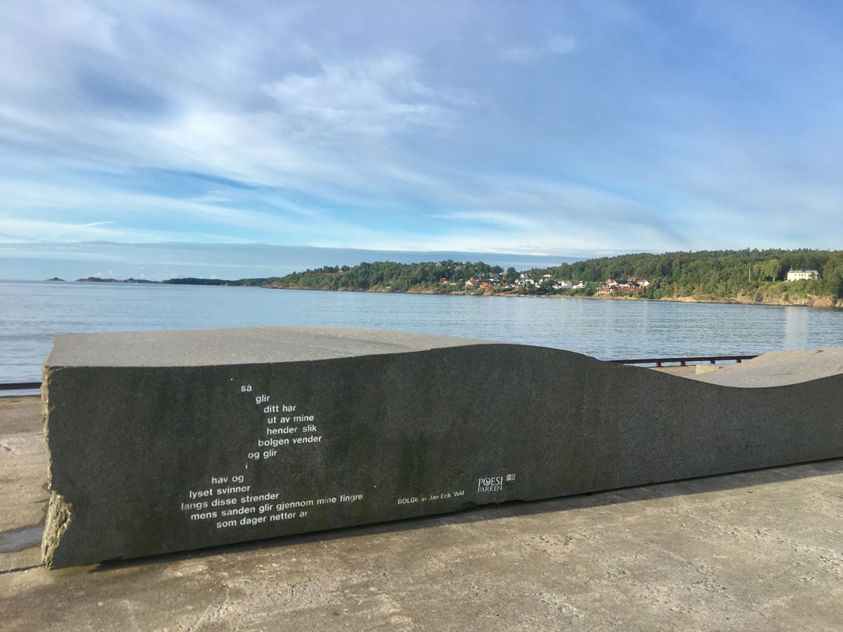 Poesi hogd i stein, men også dikt montert på andre materialer er å se overalt langs sjøfronten og inn mot sentrum i Larvik. Poesi er en del av byutviklingen og identitetsbyggingen. Dette diktet er «Bølge» av Jan Erik Vold. Foto: Tone Holmquist