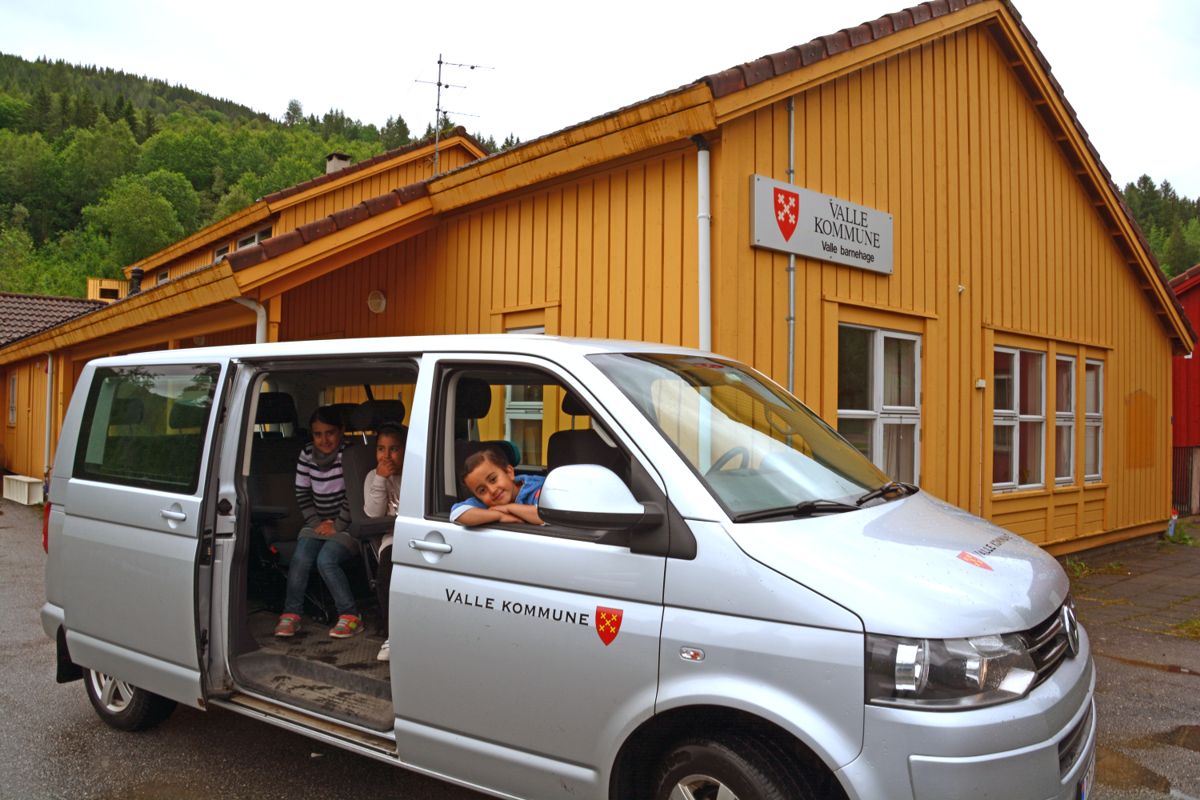 Valle kommune har kjøpt minibuss som de kjører minoritetsspråklige barn både til skole og barnehage i. Foto: Frode Buen