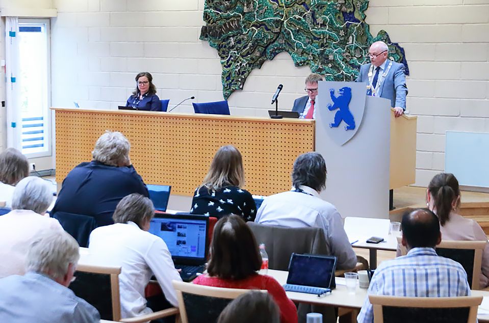 Fylkesordfører Roger Ryberg (Ap) på talerstolen under fylkestingets behandling av regionreformen torsdag. Foto: Buskerud fylkeskommune