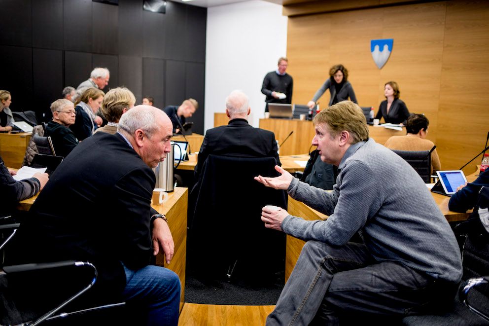 KrFs Torfinn Kleivset (t.v.) - her i samtale med Jan Stubstad (H) – sier han tar på seg oppgaven med ydmykhet og respekt. Arkivfoto: Magnus K. Bjørke