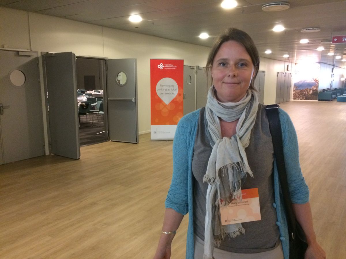 Marte Winsvold, forsker ved Institutt for samfunnsforskning, ga en tilstandsrapport for lokaldemokratiet på konferansen i Lillestrøm. Foto: Jan Inge Krossli