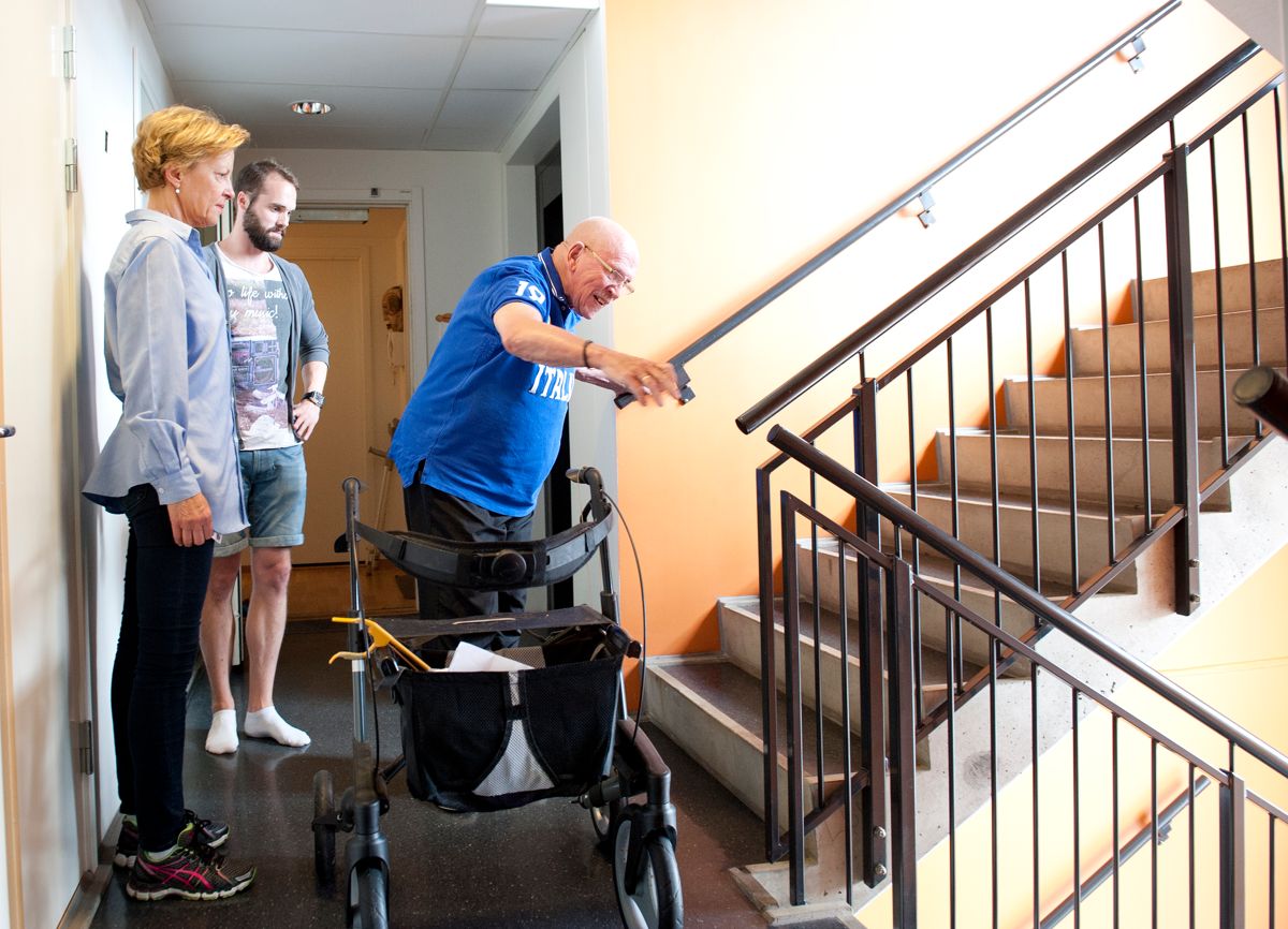 Lars Wormdahl får hjelp til rehabilitering av fysioterapeutene Mads H. Haakonsen og Bibi Biørn Lian i St. Hanshaugen bydel i Oslo. Arkivfoto: Terje Lien