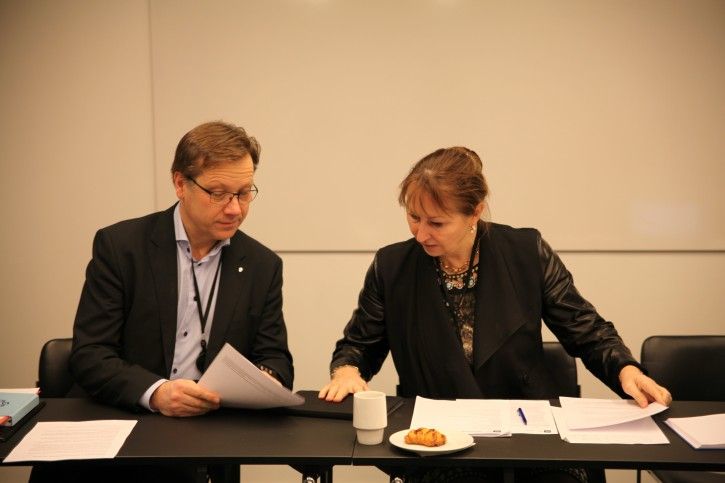 Gunn Marit Helgesen i samtale med administrerende direktør i KS, Lasse Hansen, under et møte i hovedstyret.
Foto: Hege K. Fosser Pedersen
