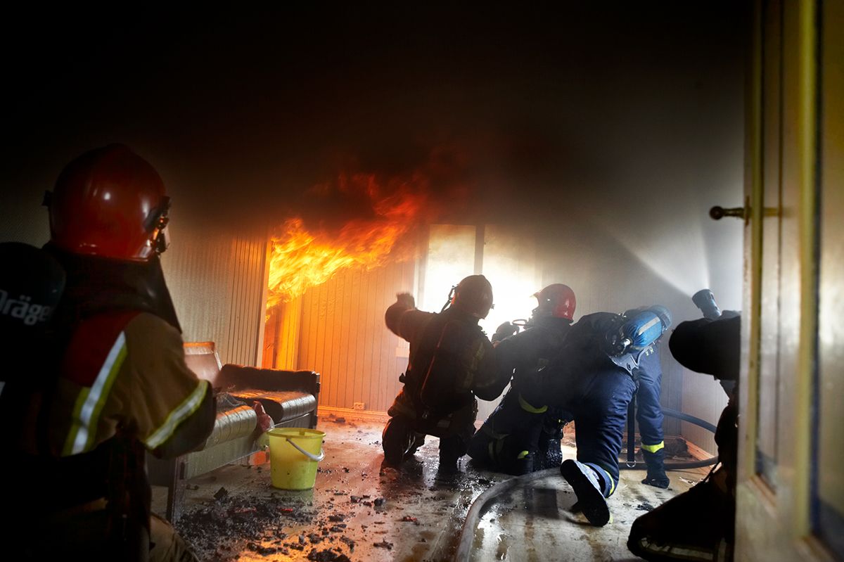 Brannfolk eksponeres for helsefare når de er i arbeid uten tilstrekkelige sikkerhetstiltak. Foto: Berit Roald / NTB scanpix