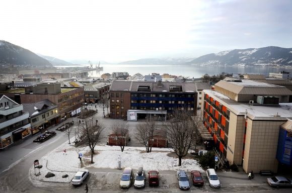 Utsikt fra rådhuset i Rana der kommunestyret har vedtatt at en ny ungdomsskole som var dimensjonert for 360 elever skal brukes til barneskole. Foto: Magnus Knutsen Bjørke