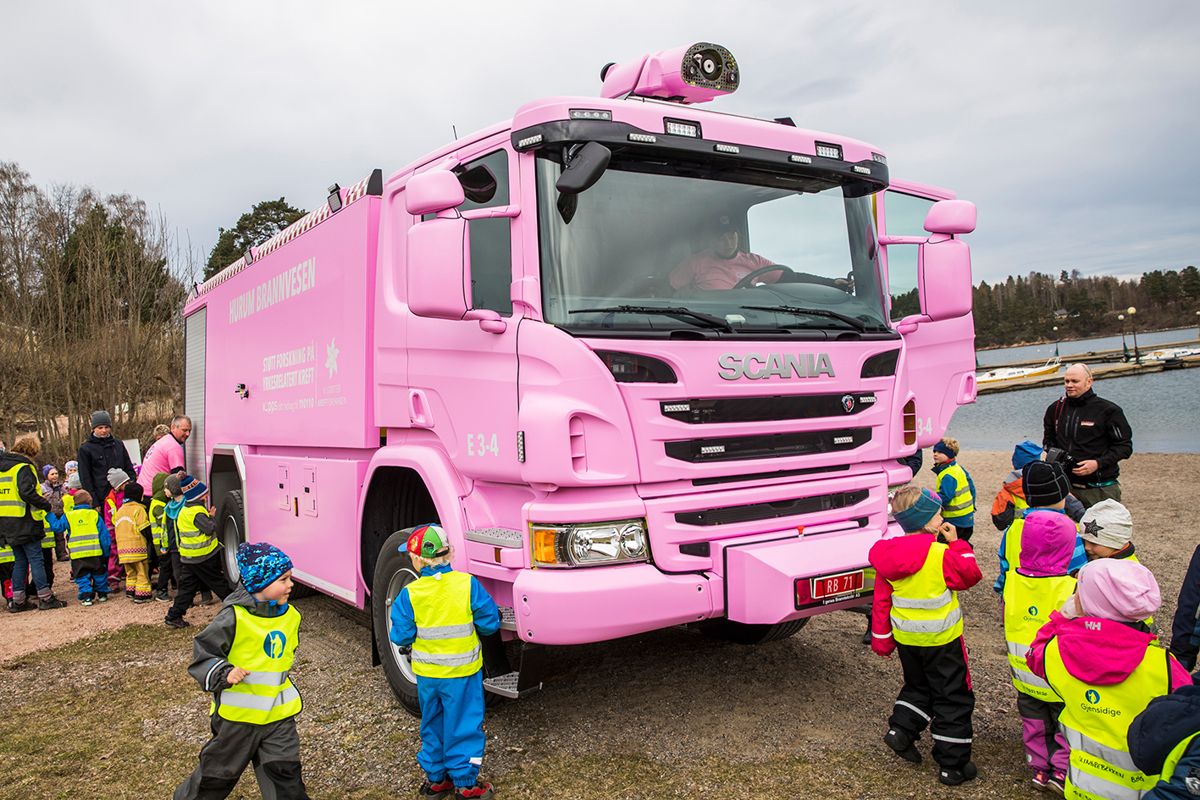 Nysgjerrige unger foran Hurum brannvesens nye rosa brannbil. Foto: Håkon Mosvold Larsen / NTB scanpix
