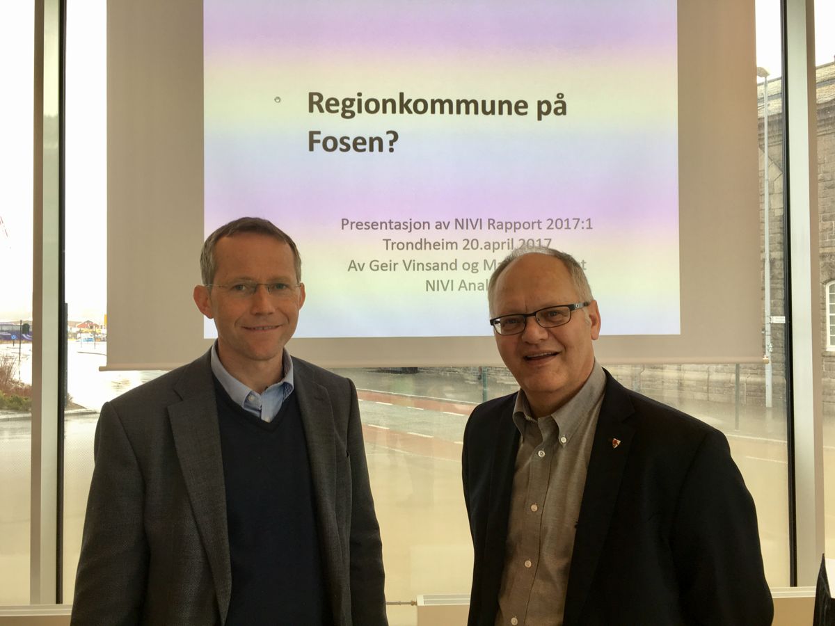 Magne Langset og Geir Vinsand i NIVI Analyse foreslår en flersenterkommune på Fosen. Foto: Tone Holmquist