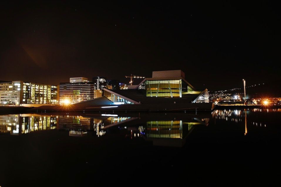 Slik så det ut da operaen i Oslo markerte Earth Hour i 2014. Foto: Cornelius Poppe, NTB scanpix
