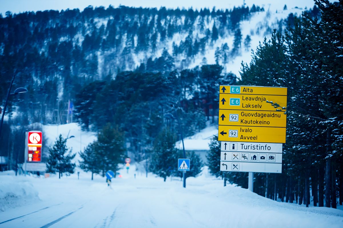 Statens vegvesen vil sørge for at samiske veiskilt blir satt opp slik det har vært tiltenkt. Foto: Heiko Junge / NTB scanpix