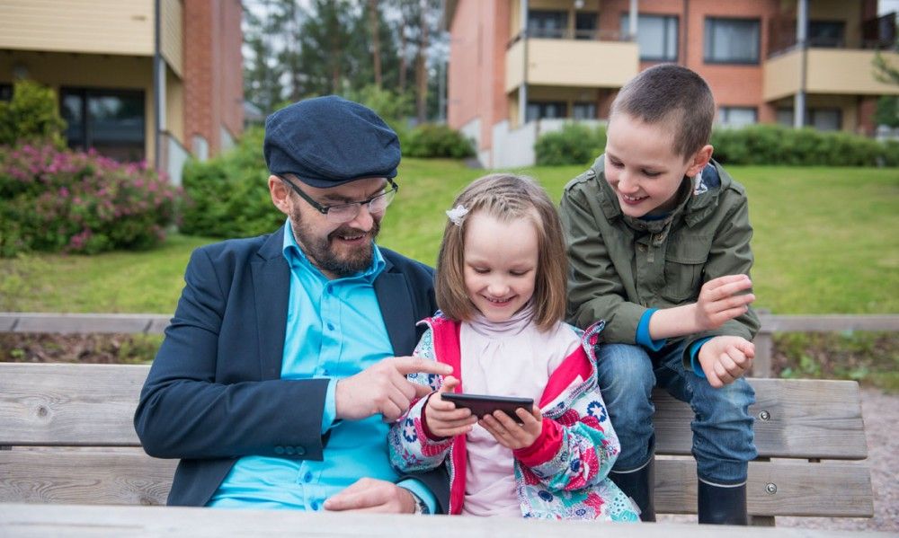 – Vi plukker i gjennomsnitt opp mobilen 1500 ganger i uken. Hvor mange av kommunens tjenester finner de der? Møt innbyggerne der de er, sier Stein C. Tømmer. Foto: Getty