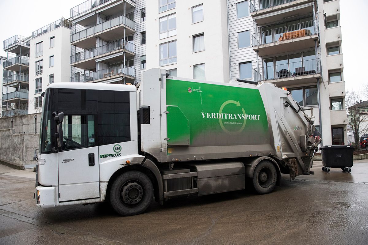 Oslo kommune overtok søppeltømmingen i Oslo etter virksomhetsoverdragelse fra Veireno 20. februar. I løpet av den første uken med kommunal søppelhenting sliter fortsatt søppeltømmerne med brudd på arbeidsmiljøloven og klager på hentingen. Foto: Håkon Mosvold Larsen / NTB scanpix
