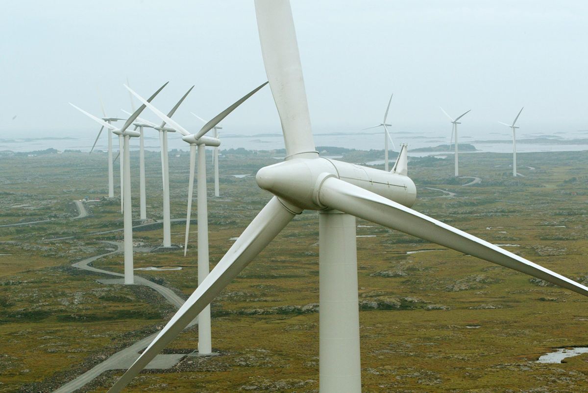 Den totale vindkraftproduksjonen i fjor var 15 prosent lavere enn året før. Bildet er fra vindkraftverket på Smøla i Møre og Romsdal, som har 20 vindmøller.  Foto: Bjørn Sigurdsøn / Scanpix