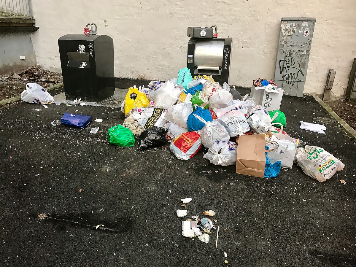 Forbrukere må ta ekstraregningen for søppelrotet i Oslo kommune. I tillegg har mange måttet betale for privat fjerning av søpla si. Foto: Lise Åserud / NTB scanpix