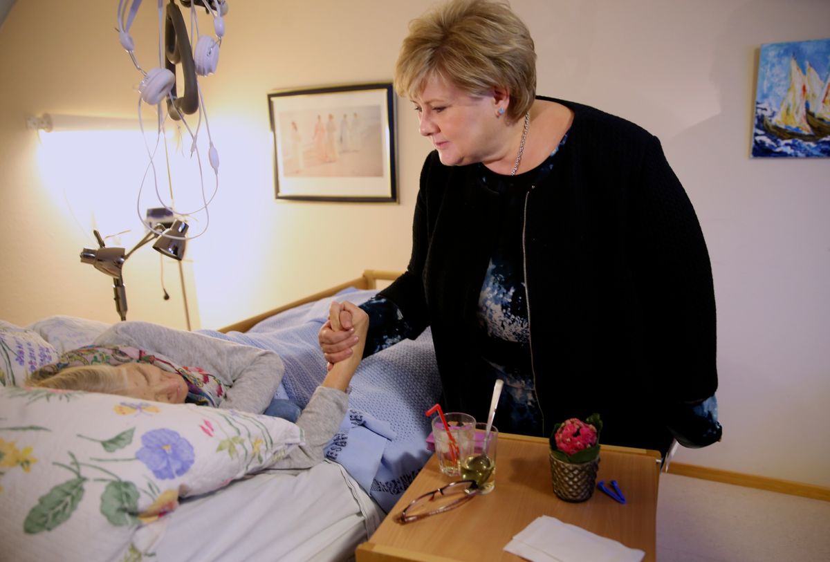Statsminister Erna Solberg (H) besøkte lørdag Løkentunet sykehjem i Askim. Kari Selsfjord fikk hilse på statsministeren. Foto: Vidar Ruud / NTB scanpix