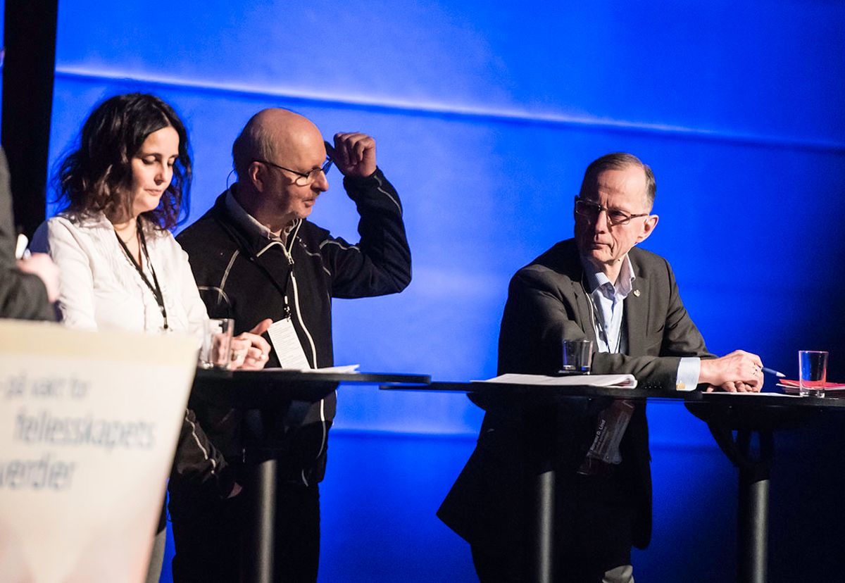 Cecilie Lanes, Bjørn Willumsen og kontrollutvalgsleder Rolleiv Lind (H) deltok i onsdagens debatt om varsling i flyktningtjenesten i Tromsø. Foto: Lisa Rypeng