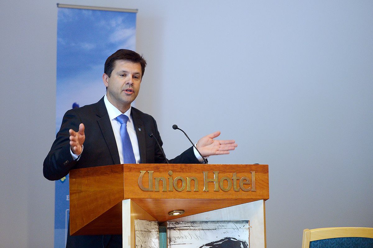 Frank Sve (Frp), her på talerstolen under et fylkestingsmøte i Møre og Romsdal, er klar for Stortinget.