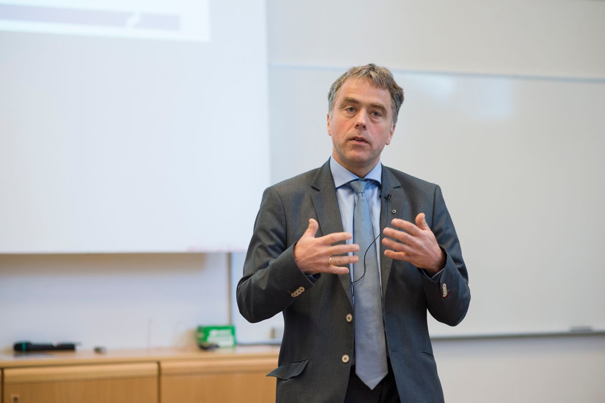 KS-direktør for interessepolitikk, Helge Eide, mener flyktningsituasjonen er den viktigste enkeltsaken i statsbudsjettet onsdag. Arkivfoto: Joakim S. Enger