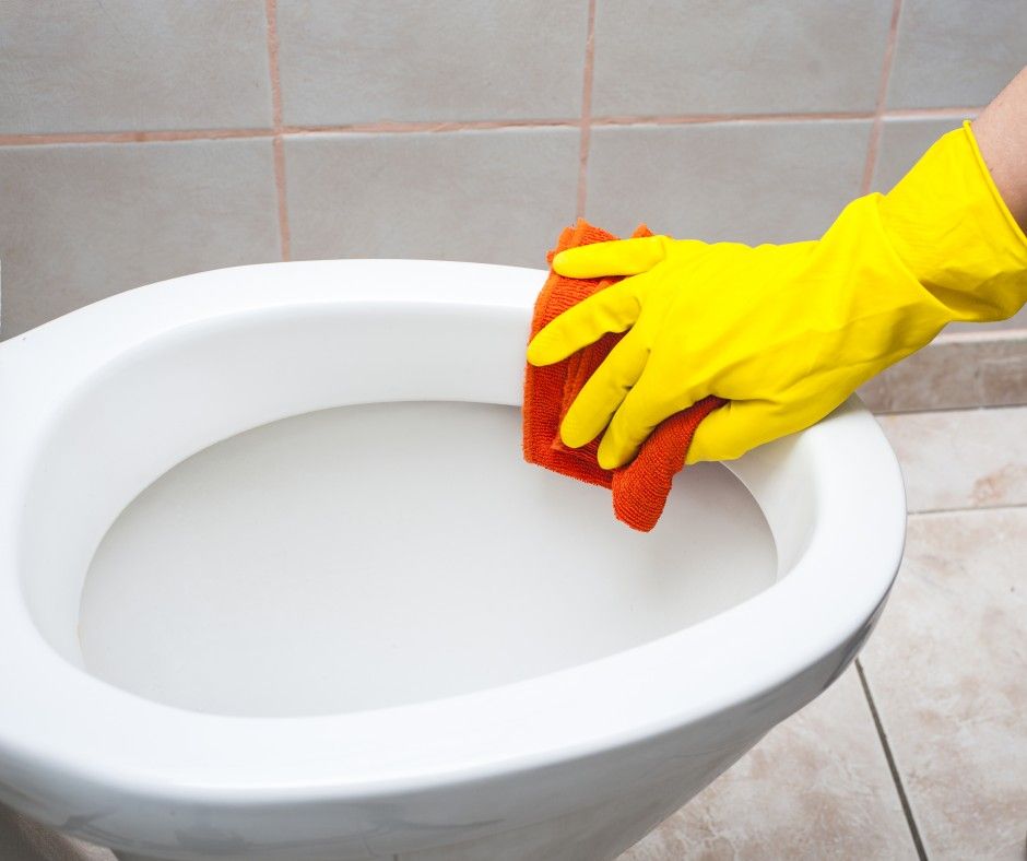 På spørsmål fra Fylkesmannen i Hordaland slår Helsedirektoratet fast at det er for sjelden å vaske et bad hver tredje uke hvis den gamle ikke er i stand til å gjøre rent selv. Ill.foto: Colourbox.com