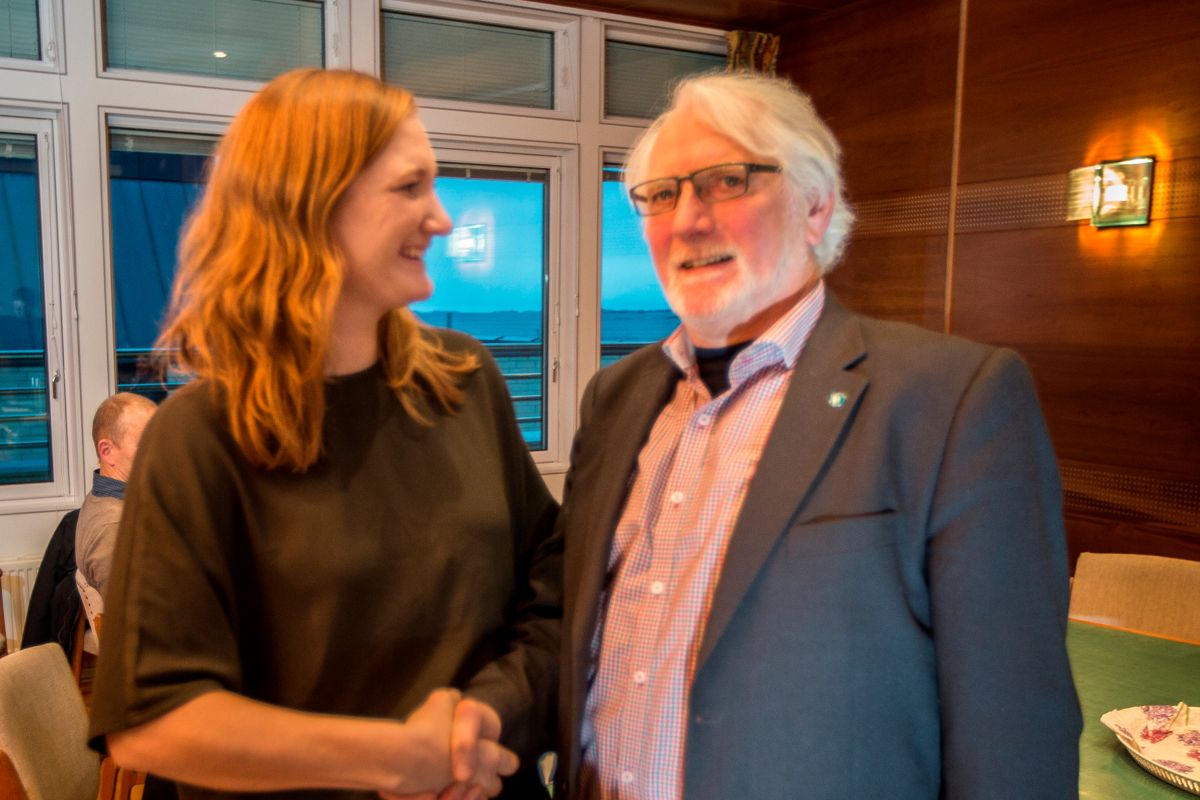 Bodø-ordfører Ida Pinnerød (Ap) og varaordfører Arne B. Vaag (V) i Steigen var fornøyde med avtalen de har forhandlet fram. Foto: Bodø kommune