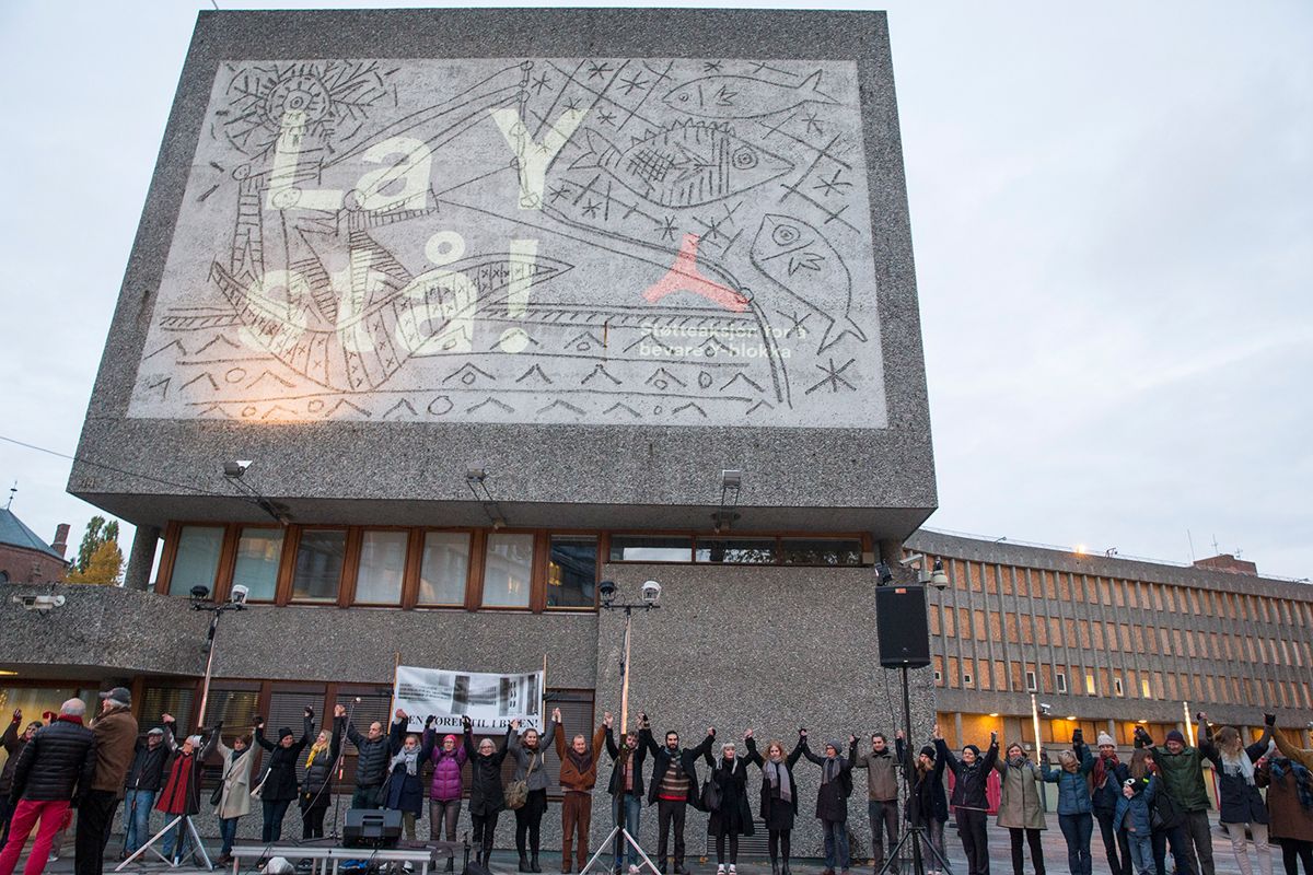 Tirsdag holdt aksjonister som vil bevare den Picasso-utsmykkede Y-blokka i regjeringskvartalet i Oslo, ring rundt bygget. Onsdag ble reguleringsplanen for kvartalet vedtatt i bystyret. Foto: Håkon Mosvold Larsen / NTB scanpix
