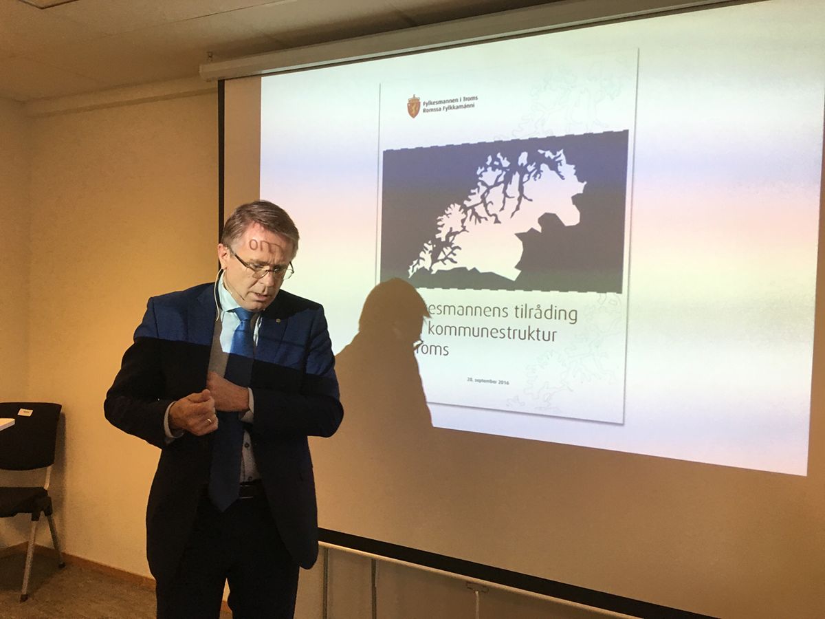 Fylkesmann Bård Pedersen i Troms presenterer forslaget til ny kommunestruktur i fylket. Foto: Tone Holmquist