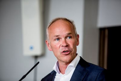 Jan Tore Sanner (H) stoler på regjeringen i spørsmålet om karanteneregler for skoler og barnehager.