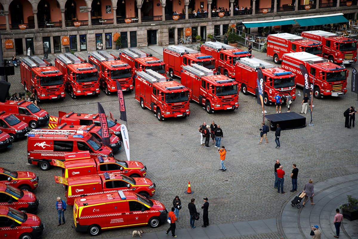 36 nye brannbiler ble torsdag overlevert til ulike branndistrikt i hele landet på Youngstorget i Oslo. Dette er en del av folkegaven «Det store brannløftet» gitt av Gjensidigestiftelsen. Foto: Heiko Junge / NTB scanpix