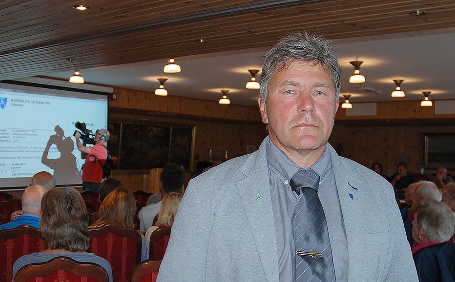 Dag Ivar Høisveen (Sp) fikk denne gangen lov til å delta i avstemningen om sammenslåing mellom hjemkommunen Rømskog og hans egen arbeidsgiver Aurskog-Høland kommune. Dermed ble det flertall for sammenslåing. Foto: Tone Holmquist