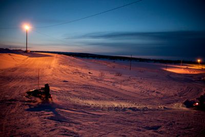 Fritidskjøring med snøskuter var tidligere bare tillatt i Finnmark og Nord-Troms. Etter lovendringer i 2015 har også mange kommuner lenger sør lagt til rette for dette gjennom egne skuterløyper. Bildet er fra en lukket crossbane for snøskutere i Kautokeino. Kommunen har også landets største løypenett på hele 900 kilometer.