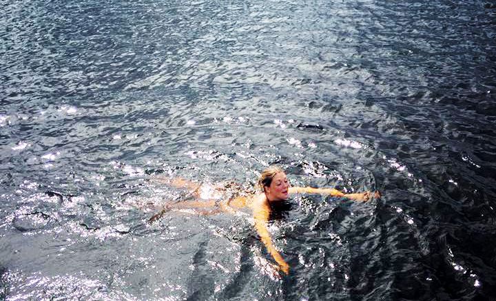 Trine Lise Stårvik testet blant annet badevannet mens hun var ordførervikar. Foto: Yvonne Andrea Fjestad