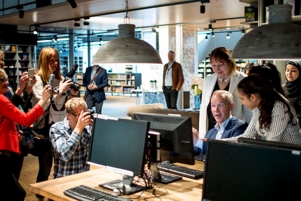 Kommunalminister Jan Tore Sanner og KS-leder Gunn Marit Helgesen besøkte Furuset bibliotek og aktivitetshus i Oslo for å skape blest om digital kompetanseheving. Foto: Magnus K. Bjørke