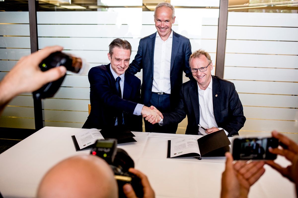 Direktør Steffen Sutorius i Difi, Jan Tore Sanner og Raymond Johansen signerte onsdag felles løsning for e-innsyn på Oslo rådhus. Foto: Magnus Knutsen Bjørke.