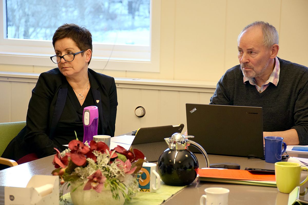 Elisabeth Larsen og ordfører Rune Berg (Sp) har undertegnet en avtale som innebærer at Larsen går av som rådmann i Saltdal i morgen. Foto: Ina Sand Solli, Saltenposten