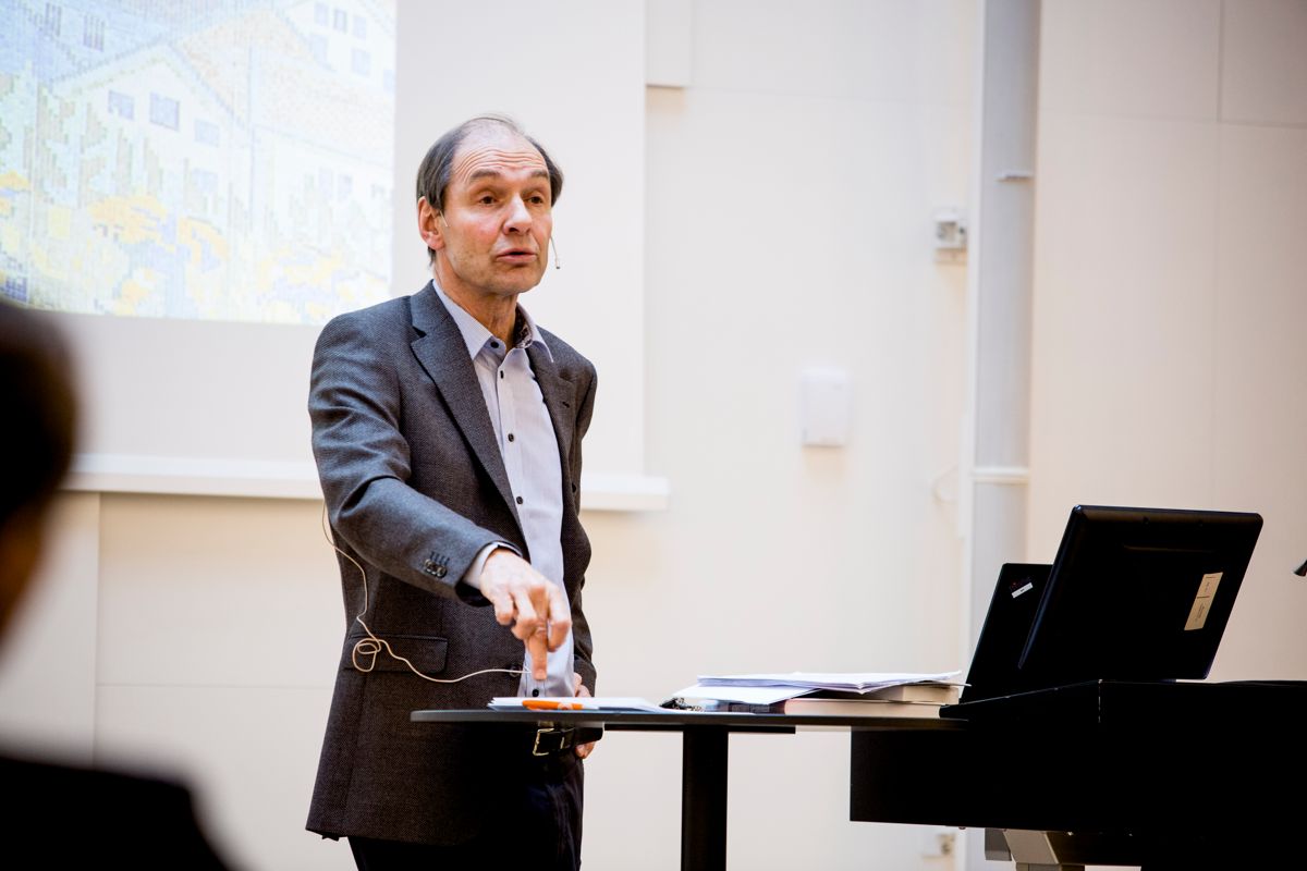 Jus-professor Eivind Smith advarer Stortinget mot å lovfeste muligheten til indirekte valg. Foto: Magnus Knutsen Bjørke