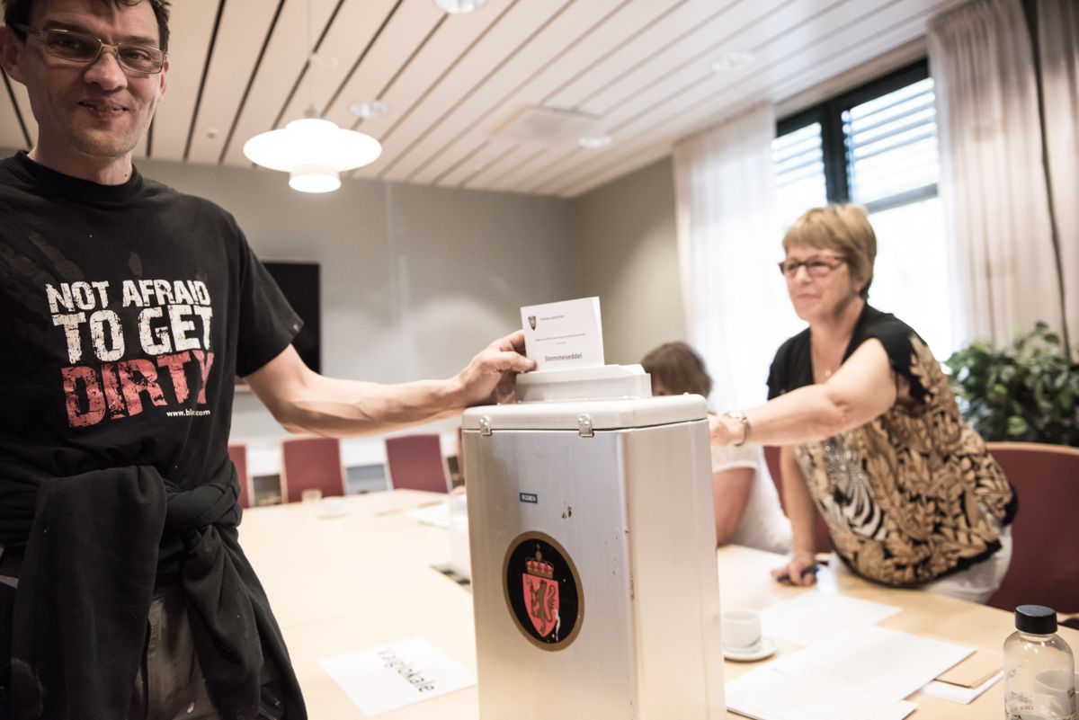 I 47 kommuner stemmes det i dag, mandag. Børre Nilssen leverte sin stemme på rådhuset i Bogen i Evenes.​ Foto: Lisa Rypeng