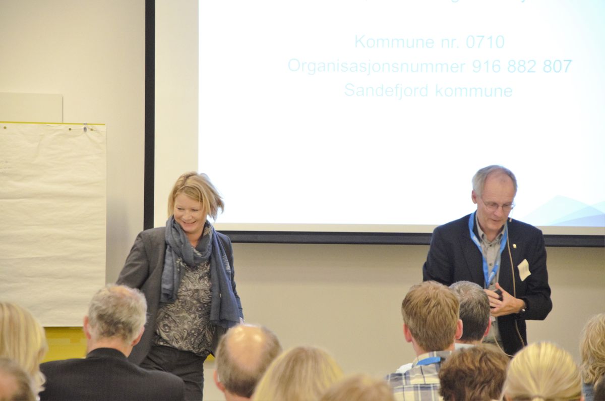 Prosjektkoordinator Tina Skarheim og økonomisjef Thor Fjellanger i nye Sandefjord kommune holdt foredrag på Komøk 2016. Foto: Sivert Rossing