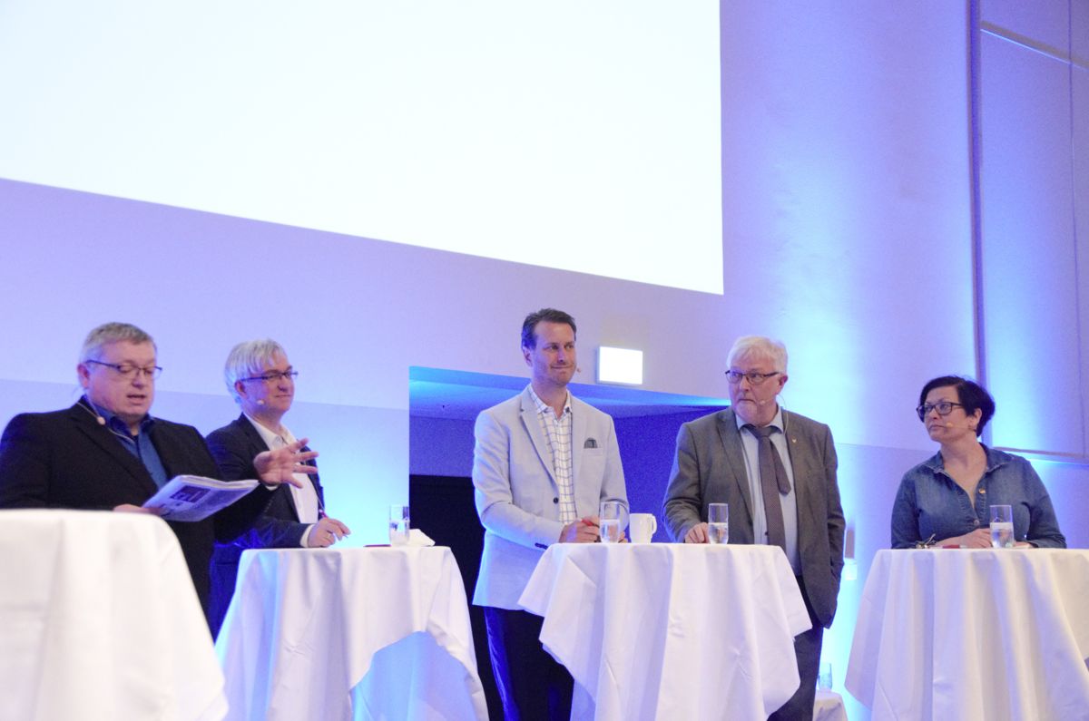 Debattleder Ole Petter Pedersen (fra venstre), som til vanlig er nyhetsredaktør i Kommunal Rapport, sammen med Venstres André N. Skjelstad, Helge André Njåstad (Frp), Geir Toskedal (KrF) og Helga Pedersen (Ap).