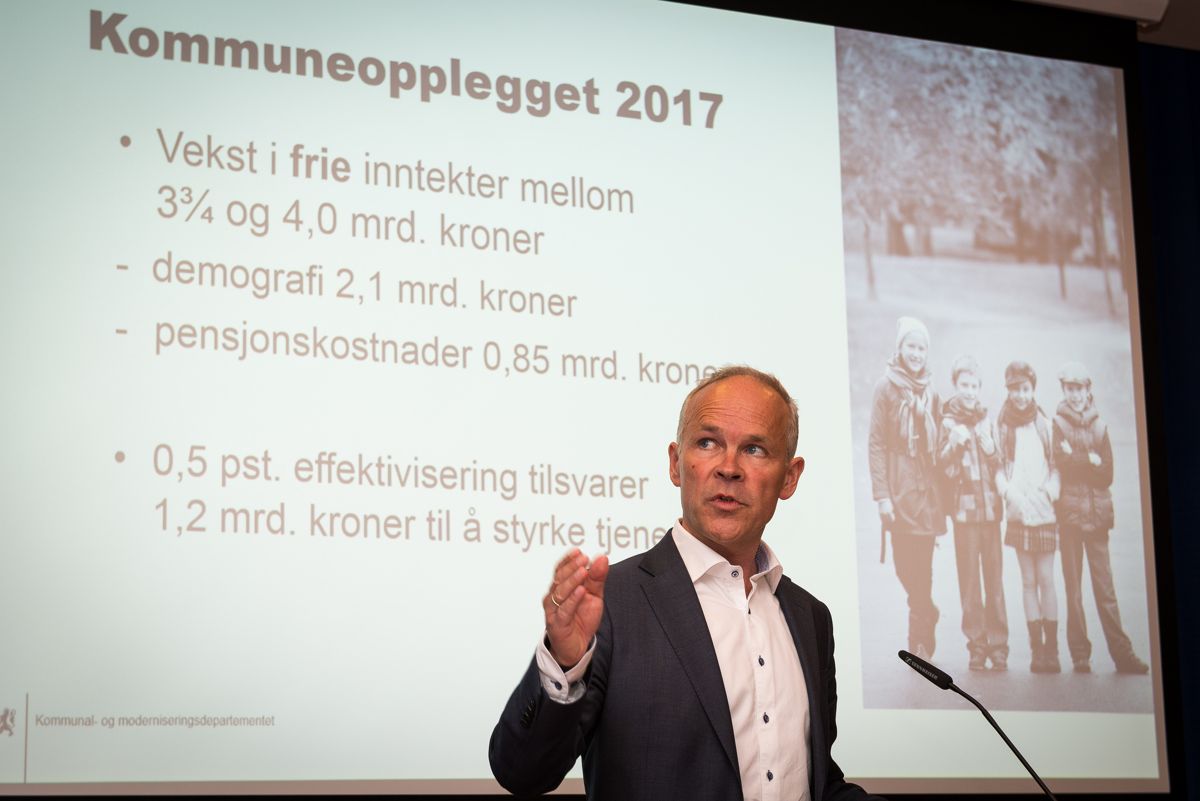 Kommunalminister Jan Tore Sanner (H) la vekt på at de økonomiske gulrøttene i kommunereformen går ut på dato da han presenterte kommuneproposisjonen på en pressekonferanse i dag. Foto: Kommunaldepartementet