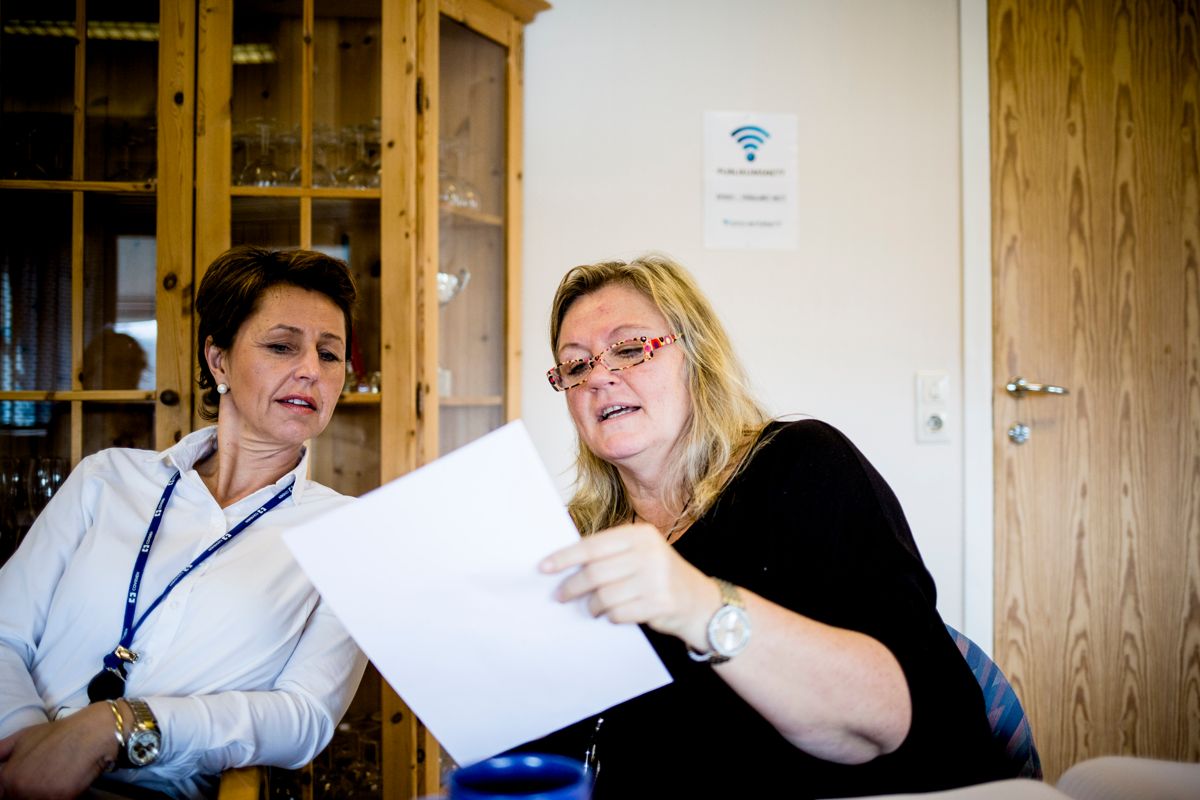 Prosjektleder Elisabeth Huth og økonomisjef Anne-Lise Ringerike i Hobøl vil fra i dag sende regningen til staten når kommunen vedtar tjenester til eldre, funksjonshemmede og psykisk syke.
