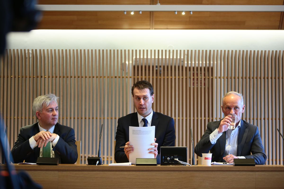 André N. Skjelstad (V), Helge André Njåstad (Frp) og Jan Tore Sanner (H) la fram avtalen om nytt inntektssystem torsdag ettermidag. Foto: Magnus Knutsen Bjørke