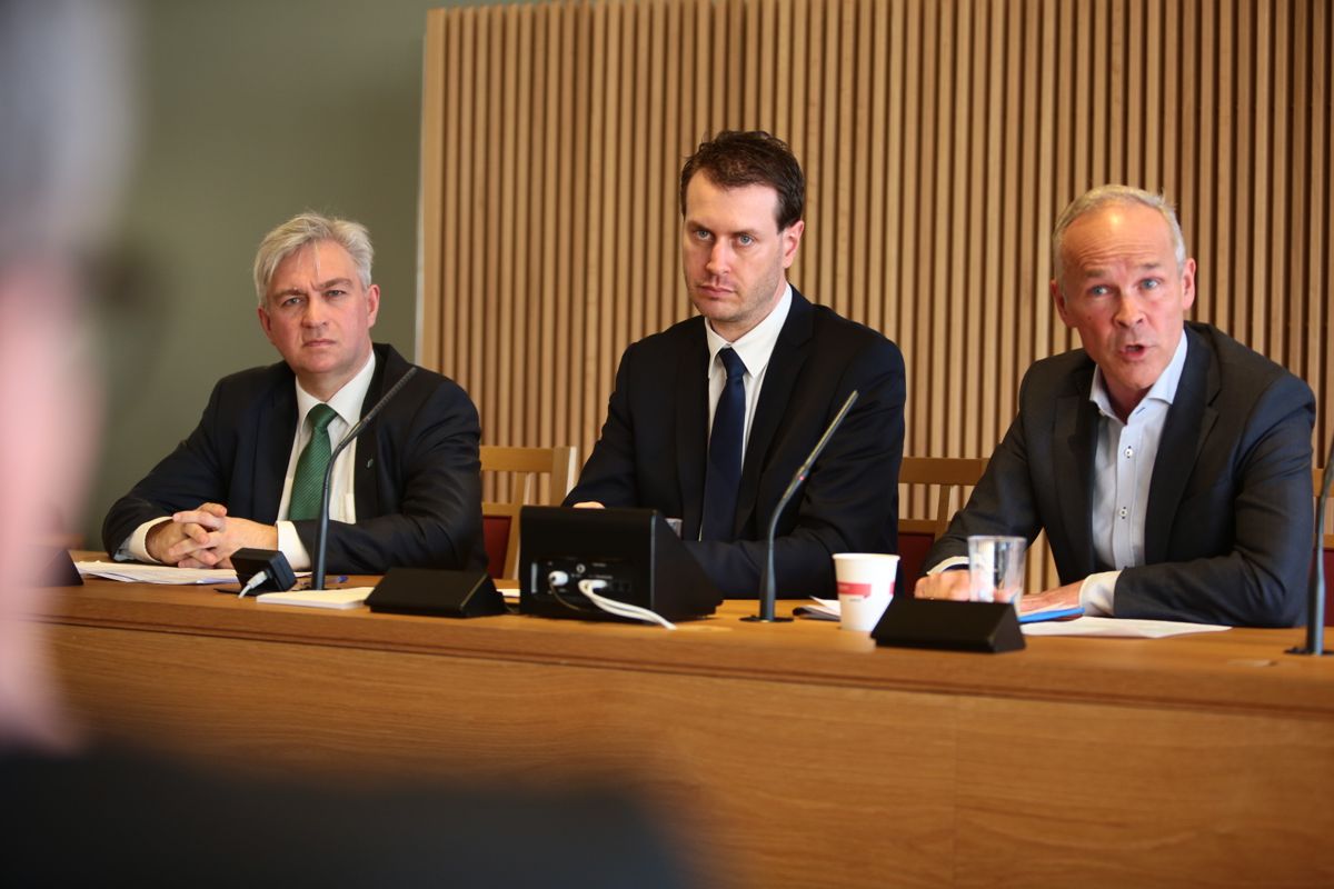 Andre N. Skjelstad (V), Helge André Njåstad (Frp) og kommunalminister Jan Tore Sanner (H) presenterte avtale om inntektssystemet i dag. Foto: Magus Knutsen Bjørke