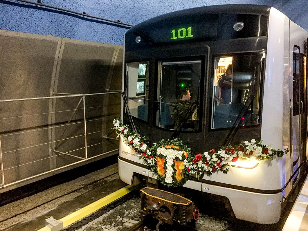 Den første T-banen til nye Løren stasjon i Oslo. Pyntet med blomster og skiltet «101» for å symbolisere at Løren stasjon blir Oslos 101. stasjon. Foto: Birgitte Iversen / NTB scanpix