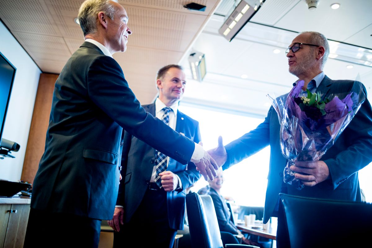 Jan Tore Sanner  (t.v.) tok i november i mot søknaden om sammenslåing fra Lardal-ordfører Knut Olav Omholt og Larvik-ordfører Rune Høiseth. Arkivfoto: Magnus Knutsen Bjørke