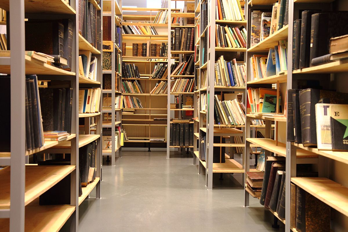 Bibliotekene er mer enn bøker. De skal nå også utvikles til blant annet debattarenaer. Foto: Colourbox.com