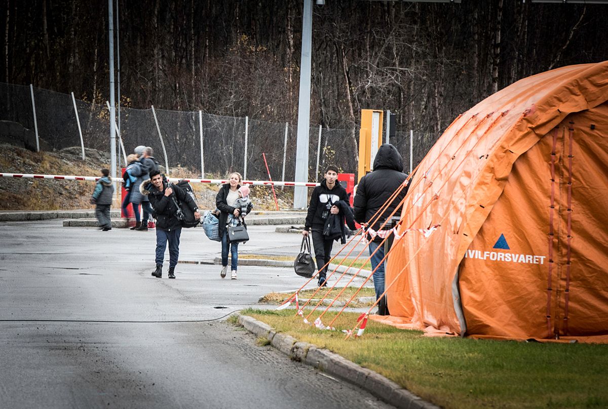 De siste tre ukene er det kommet 1.784 asylsøkere via Norges eneste grensestasjon til Russland. Til sammen i år har det kommet om lag 3.000 migranter denne veien. Foto: Lisa Rypeng